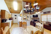 Cozy one-level cabin with pool, hot tub, grill, fireplace, WiFi, & covered deck Hotel di Ruth C Township