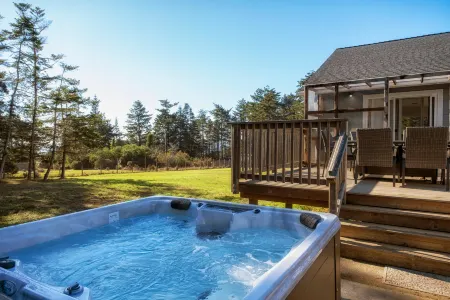 Expansive Land and Hot Tub Bliss - Enchanting Coastal Retreat Отели рядом с достопримечательностью «Наварро Пойнт Презерв энд Синик Трейл»