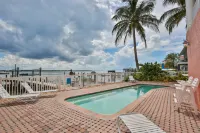 Heated Shared Pool and Covered Patio - Beautiful Coastal Retreat Hotels in Bradenton Beach