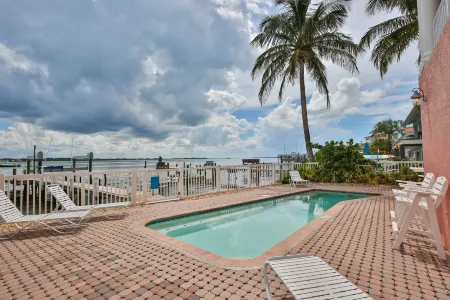 Heated Shared Pool and Covered Patio - Beautiful Coastal Retreat Отели в г. Брадентон Бич