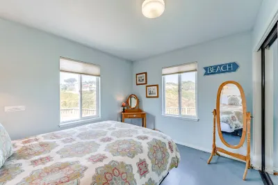 Oceanfront home with amazing views, hot tub, WiFi & deck - hiking nearby