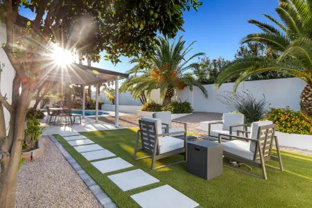 Private Pool, BBQ, and Resort-Style Backyard - Stylish Oasis