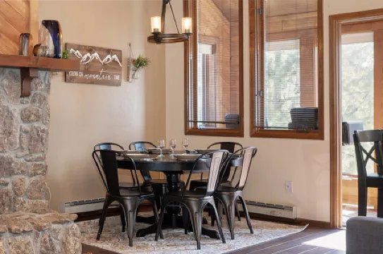 Indoor Hot Tub and Cozy Living Space - Charming Family Haven