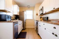 Close to Melton Lake and Vibrant Dining Options - Charming Haven Hotels in Oak Ridge