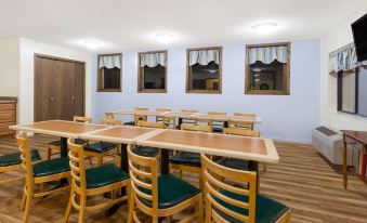 Days Inn by Wyndham Iron Mountain