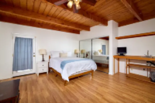 Inviting Backyard and Close to Beaches - Beautiful Charming Retreat