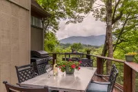 Stunning Mountain Views and Relaxing Hot Tub - Charming Escape