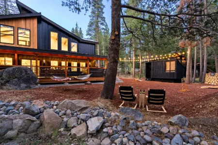 Hot Tub and Scenic Outdoor Living - Stunning Mountain Luxury Retreat Отели рядом с достопримечательностью «Squaw Valley Ski Area»