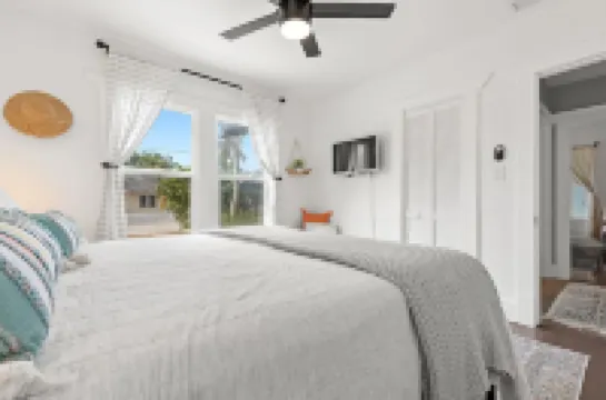 Charming Retreat - Covered Pool, Outdoor Grill, Games