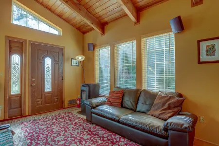 Peek of Mt Hood and Private Enclosed Yard - Charming Cozy Retreat