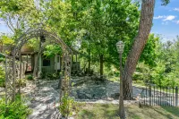 Cozy Retreat - Private Hot Tub | WiFi | Golden Blocks Walk