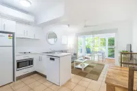 Port Douglas Apartments - Adults Only Oasis - parking