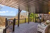 Hot Tub and Breathtaking Mountain Views - Stunning Rustic Retreat Hotels in Fannin County