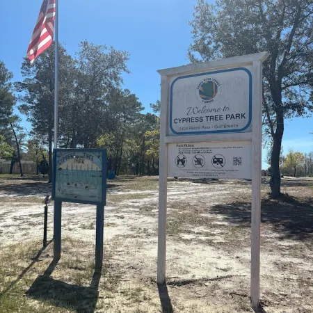 Kid-Friendly/ Walk to Playground 2-bedroom house in Gulf Breeze with WiFi and AC