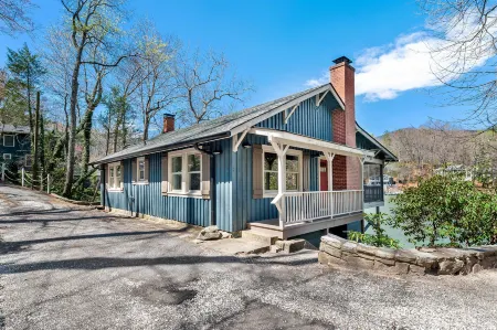 Stunning Lake Views and Cozy Retreat - Exquisite Lakefront Haven