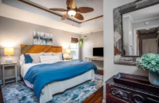 Charming 4-bedroom cottage, 4 BLOCKS OFF MAIN STREET!!