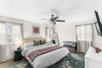 5br Retreat: 4mins to UA - BBQ - Firepit - Games