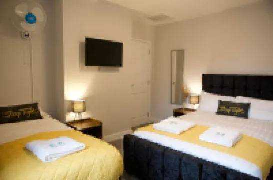 The Sailing Club - 6 Bedroom Hot Tub Town Centre Hotels in 