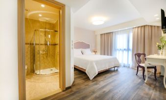 Emerald Suites