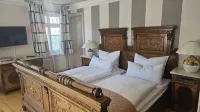 Altes Pfarrhaus Hotel Und Restaurant فنادق في Bad uberkingen