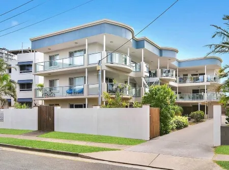 Cranbourne Court Beachside Apartments Отели в г. Мадджимба
