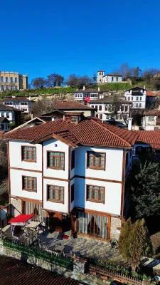 Akce Konak Hotel a Izzetpasa Mahallesi