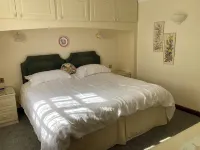 Heron View Riverside Retreat in Peaceful Rural Hamlet near Roman Town, Alcester Longbarn Village 주변 호텔
