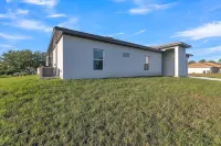 Serene Golf View Retreat 3 Bedroom Duplex by RedAwning Hoteles en Lehigh Acres