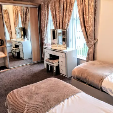 Number 43 Hotels near Guildhall