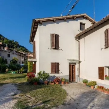 GuestHost - Borgo Santa Lucia Apartment with Private Parking & Garden