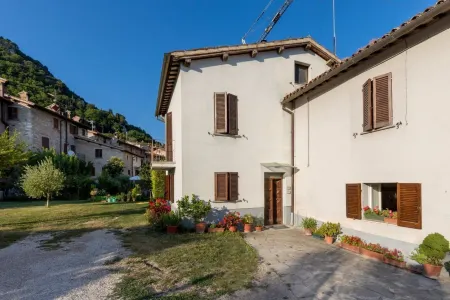 GuestHost - Borgo Santa Lucia Apartment with Private Parking & Garden