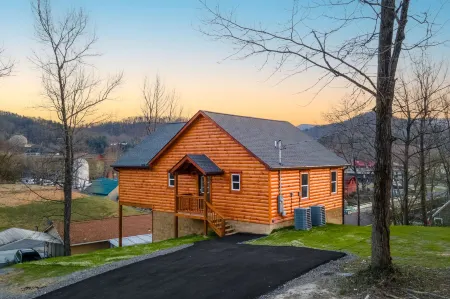 Parkway Paradise w/ Private Hot Tub Отели в г. Пиджен Фордж