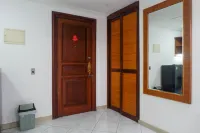 Spacious Classic 1Br Apartment at Taman Beverly Hotels in Sonokwijenan