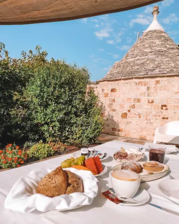Almapetra Trulli Resort Отели рядом с достопримечательностью «Centro Storico Locorotondo»