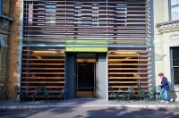 The Lodge Hotel - Putney Hotels near Penguin Bay
