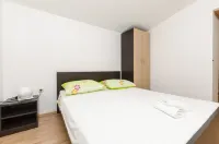 Apartments Marija Jug Các khách sạn gần Velika Raduca beach