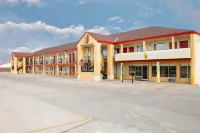 Super 8 by Wyndham Woodward Hôtels à : Woodward