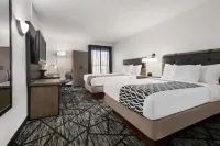 La Quinta Inn & Suites by Wyndham Cleveland Airport West Các khách sạn ở North Olmsted