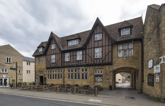 半月 - 謝爾本馬斯頓旅館