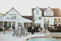 Towering Oaks Event & Retreat Center Hotels in Valley View