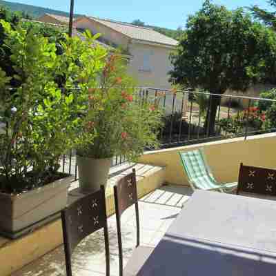 Lou Cardalines Hotel Exterior