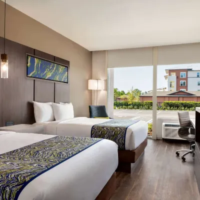 La Quinta Inn & Suites by Wyndham Orlando IDrive Theme Parks Hotels near Publix Super Market at Landstar