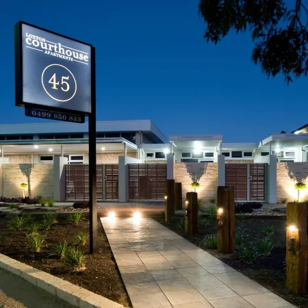 Loxton Courthouse Apartments Отели в г. Локстон