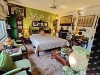 On the House Boutique Bed Breakfast with Terrace Garden Views Отели в г. Нью-Дели