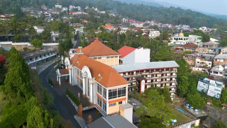 Royal Hotel and Convention Tretes Отели в г. Приген