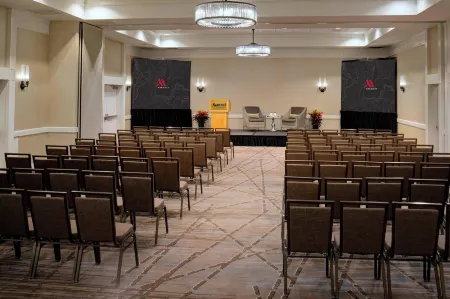 Detroit Marriott Southfield Отели рядом с достопримечательностью «4 Men»