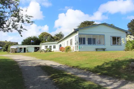 Surat Bay Lodge by the Sea/Backpackers Hostel Отели в г. Кака Пойнт