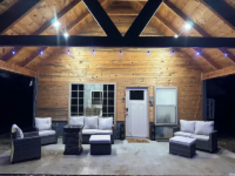 Cozy 3-bedroom cabin on Petit Jean Mountain with AC, WiFi