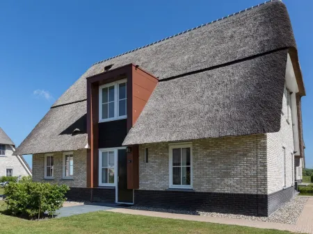 Villa in Friesland with Sauna and Whirlpool Отели в г. Delfstrahuizen