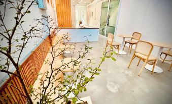 Momento Hotel and Cafe